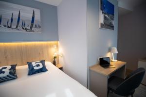 Hôtel des Marins, Saint-Malo客房内的一张或多张床位