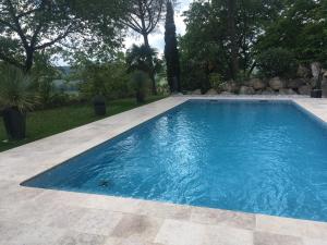 Piscina de la sau aproape de La Bastide De La Borde Grande