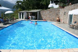 Bazén v ubytovaní Hotel Vrionis alebo v jeho blízkosti