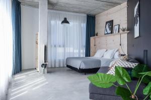 圣塞瓦斯蒂安Talo Urban Rooms的带床和沙发的卧室