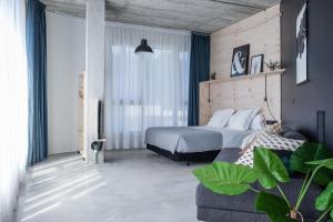サン・セバスティアンにあるタロ アーバン ルームズのベッドルーム(ベッド1台、ソファ付)