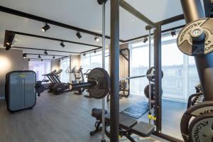 een fitnessruimte met verschillende loopbanden en gewichten bij Van der Valk Hotel Vianen - Utrecht in Vianen