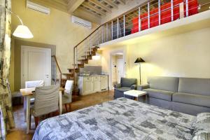 佛羅倫斯的住宿－短笛住宅公寓酒店，一间卧室设有一张床和一间客厅。