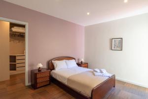 a bedroom with a bed and a walk in closet at Porto Gaia City House by MP in Vila Nova de Gaia