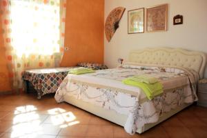 sypialnia z łóżkiem i stołem w obiekcie B&B Villa Angela w mieście San Salvo