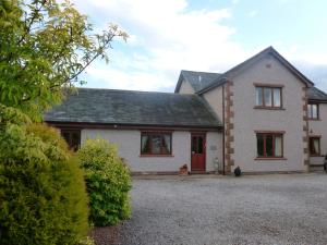 uma casa com uma entrada em frente em Sunset House B&B em Penrith