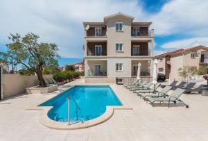 Bazén v ubytovaní Apartments Villa Nina alebo v jeho blízkosti