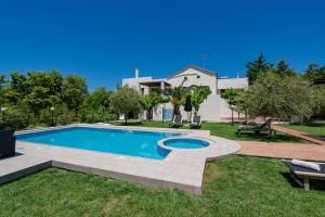 - une piscine dans la cour d'une maison dans l'établissement Villa Nostos, à Prínos