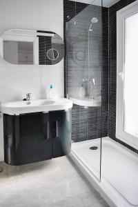 W łazience znajduje się umywalka, prysznic i wanna. w obiekcie PANORAMIC HOME w mieście Benalmádena