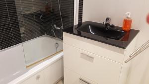 W łazience znajduje się czarna umywalka i prysznic. w obiekcie PANORAMIC HOME w mieście Benalmádena +18 zdjęć