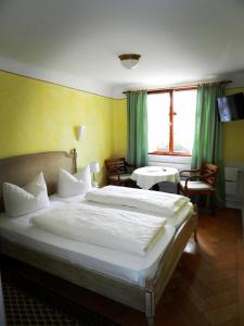 Postel nebo postele na pokoji v ubytování Hotel Löwen-Weinstube