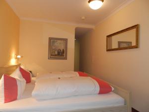 Postel nebo postele na pokoji v ubytování Hotel Löwen-Weinstube
