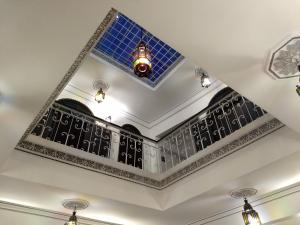 Zimmer mit einer Decke mit blauem Glas in der Unterkunft Riad Tingis in Tangier