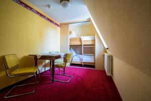 Ein Etagenbett oder Etagenbetten in einem Zimmer der Unterkunft Hotel Löwen-Weinstube