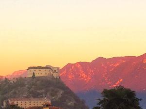 un castillo en la cima de una montaña al atardecer en Locanda Al Museo, en Rivoli Veronese