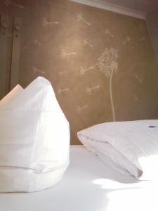 Postel nebo postele na pokoji v ubytování Hotel Löwen-Weinstube