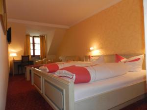 Postel nebo postele na pokoji v ubytování Hotel Löwen-Weinstube