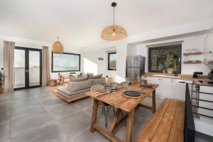 een keuken en een woonkamer met een houten tafel bij Forest View Villas 1 in Lagoúdi Zía