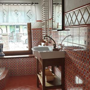 a bathroom with a sink and a window at Zielona Mila Dom Wakacyjny in Cekcyn +36 photos