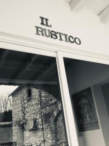 um reflexo de um edifício na janela de uma loja em B&b Il Rustico em Sestri Levante