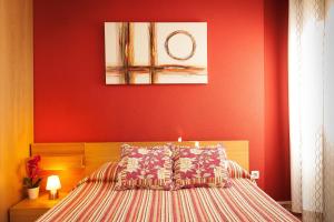 Un pat sau paturi într-o cameră la Apartamentos El Cenachero