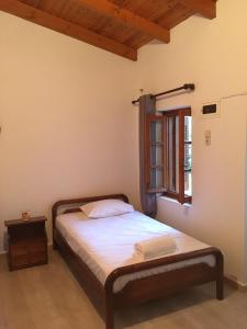 una camera con letto e finestra di Traditional Village House a Tílisos