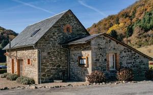 een kleine stenen kerk in het midden van een berg bij Moulin des Borderies in Singles