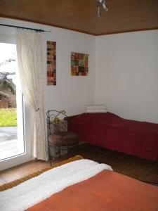 1 dormitorio con cama y ventana en Appartement La Coudraie, en Blonay