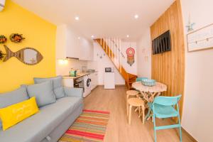 uma sala de estar com um sofá e uma mesa em Iris Apartment - Home Dream na Nazaré