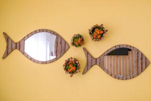 uno specchio su un muro con delle corone di Iris Apartment - Home Dream a Nazaré