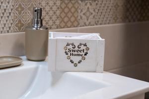 un dispenser di sapone posto sopra un lavandino del bagno di B&B VERZUS a Pompei