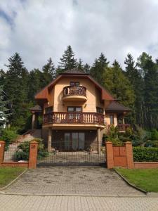 uma casa grande com uma varanda em cima em Lesna 26 em Kudowa-Zdrój