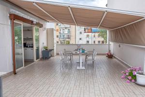 a patio with a table and chairs on a balcony at B&B VERZUS in Pompei