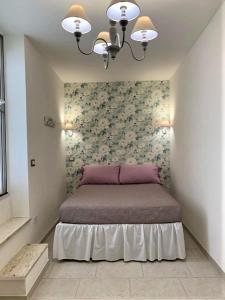 ein Schlafzimmer mit einem Bett mit einer Blumenwand in der Unterkunft Le Petunie in Ostuni + 88 Fotos
