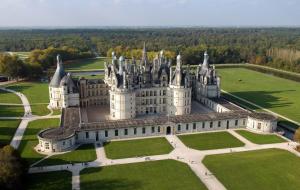 an aerial view of a castle at LOFT AU COEUR DE LA VALLÉE DE LA LOIRE in Montlouis-sur-Loire