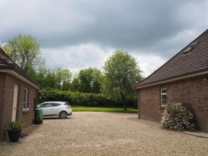 um carro estacionado na entrada de uma casa em Inglewood Lodge B&B em Naas