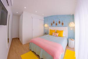 En eller flere senger på et rom på Iris Apartment - Home Dream