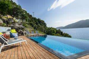 een zwembad op een terras met uitzicht op het water bij Soul Beach Suites in Vasiliki