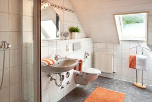Ein Badezimmer in der Unterkunft Ferienweingut Klaus Thiesen Gästezimmer und Apartments