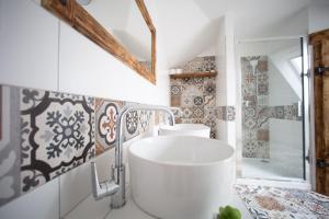 Koupelna v ubytování Penzion Šarlota & Vinařství Vítek Josef + 49 fotografií