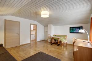 TV a/nebo společenská místnost v ubytování Apartments Schneider