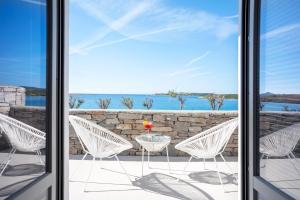 ナウサにあるParos Comfy Suitesの海の景色を望むパティオ(椅子付) +37枚の写真