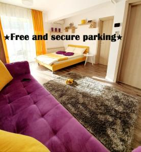 ein Wohnzimmer mit einem Sofa und einem großen Teppich in der Unterkunft Unique Hotel Apartments Grand Residence in Iaşi