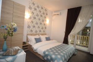 Un pat sau paturi într-o cameră la Hotel Pinguin