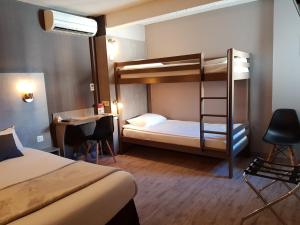 Tempat tidur susun dalam kamar di Hotel Lune Etoile