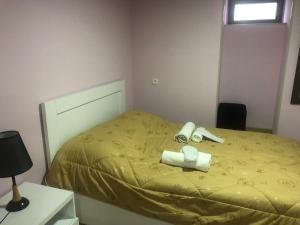ein Schlafzimmer mit einem gelben Bett mit Handtüchern darauf in der Unterkunft Dry Bridge Apartment in Tbilisi City