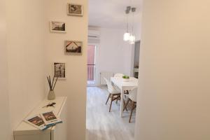 cocina y comedor con mesa y sillas en Cool Apartment - Parc Migdia - Center Girona, en Girona