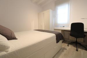 1 dormitorio con cama, escritorio y silla en Cool Apartment - Parc Migdia - Center Girona en Girona