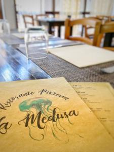 una mesa con un cartel que diga macedonia en Affittacamere la Medusa en Porto Pino