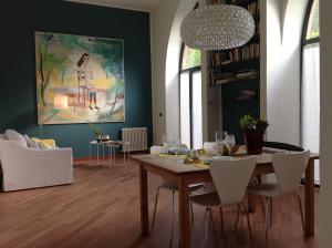 a dining room with a table and chairs at Montalcino Loft in Montalcino